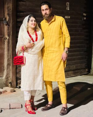 Rushna Noor Instagram - They asked him, “How’s your life?” He smiled and answered, “She is fine 🥰🤩🥳
✰
✰
✰
✰
✰
✰
#rushail #instagram #couplegoals #couple #couples #husbandandwife #cute