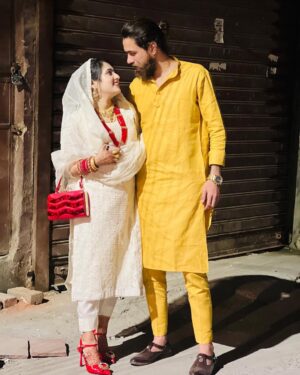 Rushna Noor Instagram - They asked him, “How’s your life?” He smiled and answered, “She is fine 🥰🤩🥳
✰
✰
✰
✰
✰
✰
#rushail #instagram #couplegoals #couple #couples #husbandandwife #cute