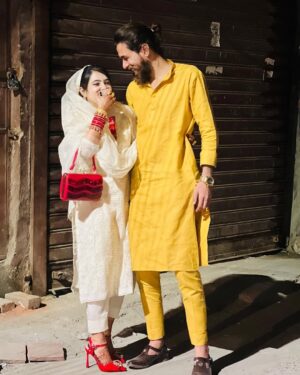 Rushna Noor Instagram - They asked him, “How’s your life?” He smiled and answered, “She is fine 🥰🤩🥳
✰
✰
✰
✰
✰
✰
#rushail #instagram #couplegoals #couple #couples #husbandandwife #cute