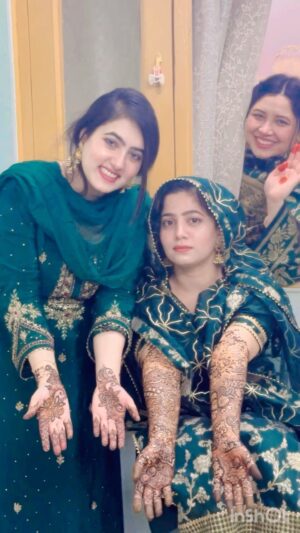 Rushna Noor Instagram - MAHNDI 💕🫶🏻
@norrinzaibu @farhanoor7
#rushna #instagram #reelitfeelit #mehndi #wedding #bridal #shadi #girls