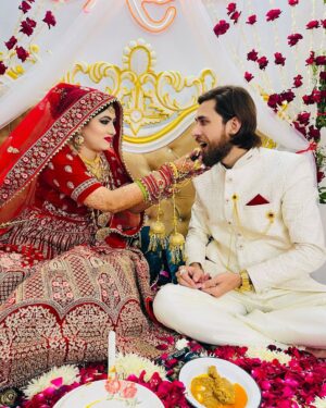 Rushna Noor Instagram - Happy 3rd Anniversary too u my loving caring nd most favorite person I love u so much 😘😘😘🌺🌺 ur my best friend too nd Your love makes me feel like the luckiest person in the world …Life is never easy, but with u beside me, every day is a new adventure. Here is to many more years to come nd u came into my life and changed everything in a positive way. I appreciate your presence in my life more than words can express nd There is no one who understands me better than you nd ur my everything As we grow older together, as we continue to change with age, there is one thing that will never change. I will always keep falling in love with you 🌺🌺🌺
#happy #anniversary #love