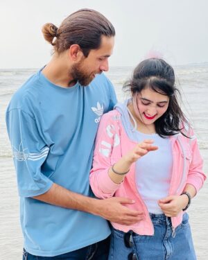 Rushna Noor Instagram - Tujhe aksa beach ghuma doom
Aa chalti kya
Oiiiii oiiiii hoooiiiii hoooiiii hoiii
Hoiii
✰
✰
✰
✰
✰
✰
#rushail #instagram #couplegoals #couple #love #loveislove #instagram #photo #beach #beachlife #beachvibes #sea #ocean #cute #foryou #explore #explorepage #lovestory