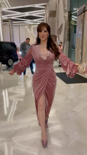 Rwad Aliu Instagram - @diamond.fashion.week
Fashion designer الفستان من المصمم المبدع زين فلاح @zainalabideen_falih
مجوهرات الرائعة هلا ❤️ jewelry’s @tebromassejewellery
