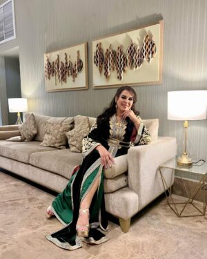 Saadia Ladib Instagram - القفطان المغربي همة وشان.احرص على ارتدائه في جل المناسبات.
شكرا للرائعتين @chez_nouhma @sarah_glowy