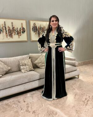 Saadia Ladib Instagram - القفطان المغربي همة وشان.احرص على ارتدائه في جل المناسبات.
شكرا للرائعتين @chez_nouhma @sarah_glowy
