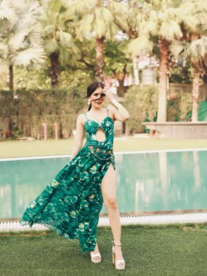 Saanya Khatter Instagram - Tropical breeze, golden bling, and a slit that does all the talking 😏
Living my best soft glam life in @loveable_creation123 🤍