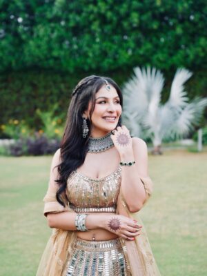 Saanya Khatter Instagram - May cause dizzy spells (from all the twirling 😉)
Wearing @chhabra_srs 
HMUA @makeupbyishamanchanda 
Jewellery @nityagehinijewels