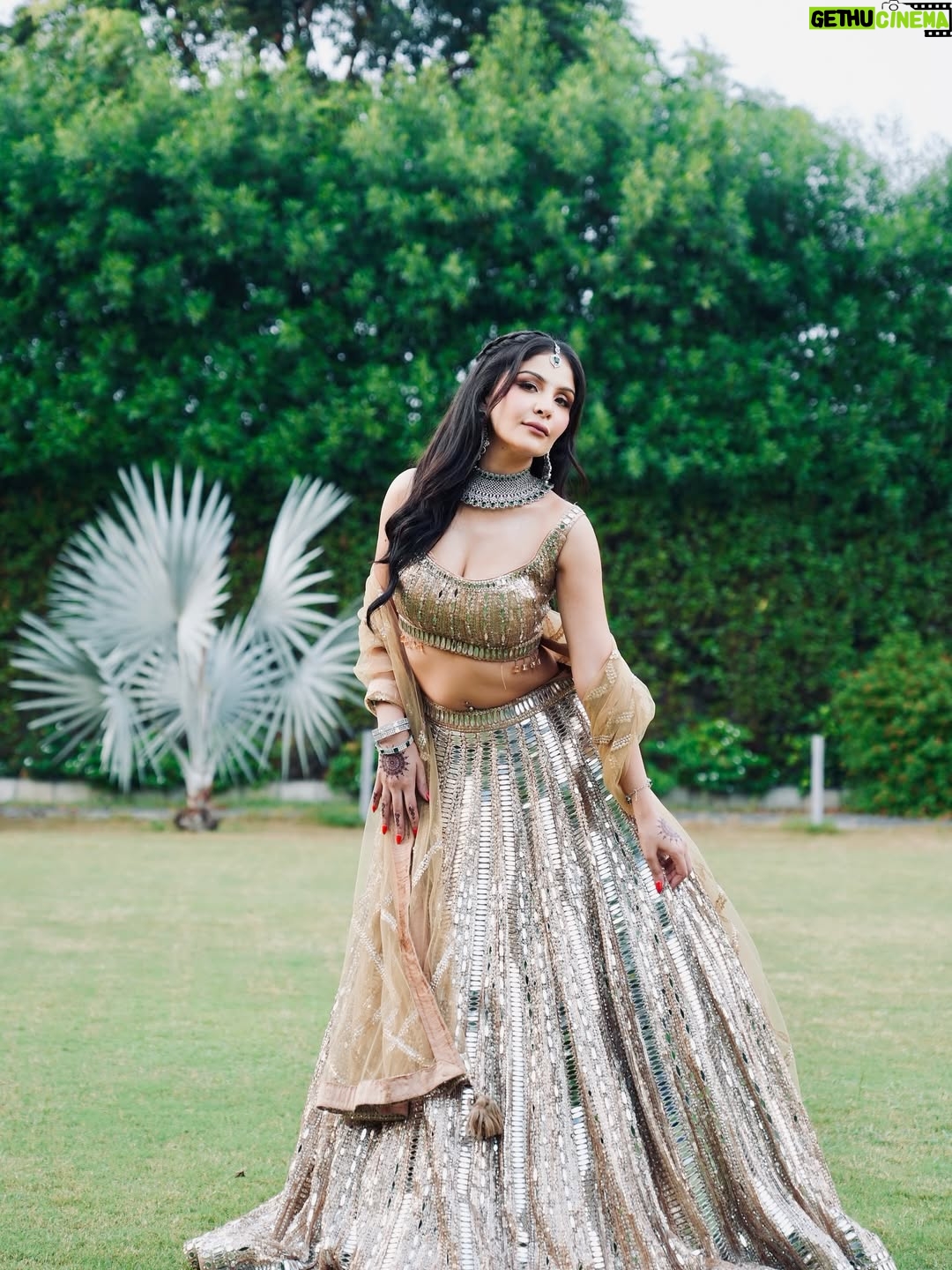 Saanya Khatter - 3 Likes - May cause dizzy spells (from all the twirling 😉)
Wearing @chhabra_srs 
HMUA @makeupbyishamanchanda 
Jewellery @nityagehinijewels
