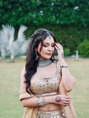 Saanya Khatter Instagram - May cause dizzy spells (from all the twirling 😉)
Wearing @chhabra_srs 
HMUA @makeupbyishamanchanda 
Jewellery @nityagehinijewels
