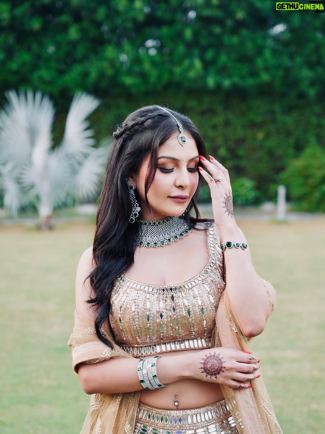 Saanya Khatter - 3 Likes - May cause dizzy spells (from all the twirling 😉)
Wearing @chhabra_srs 
HMUA @makeupbyishamanchanda 
Jewellery @nityagehinijewels