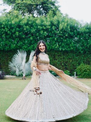 Saanya Khatter Instagram - May cause dizzy spells (from all the twirling 😉)
Wearing @chhabra_srs 
HMUA @makeupbyishamanchanda 
Jewellery @nityagehinijewels
