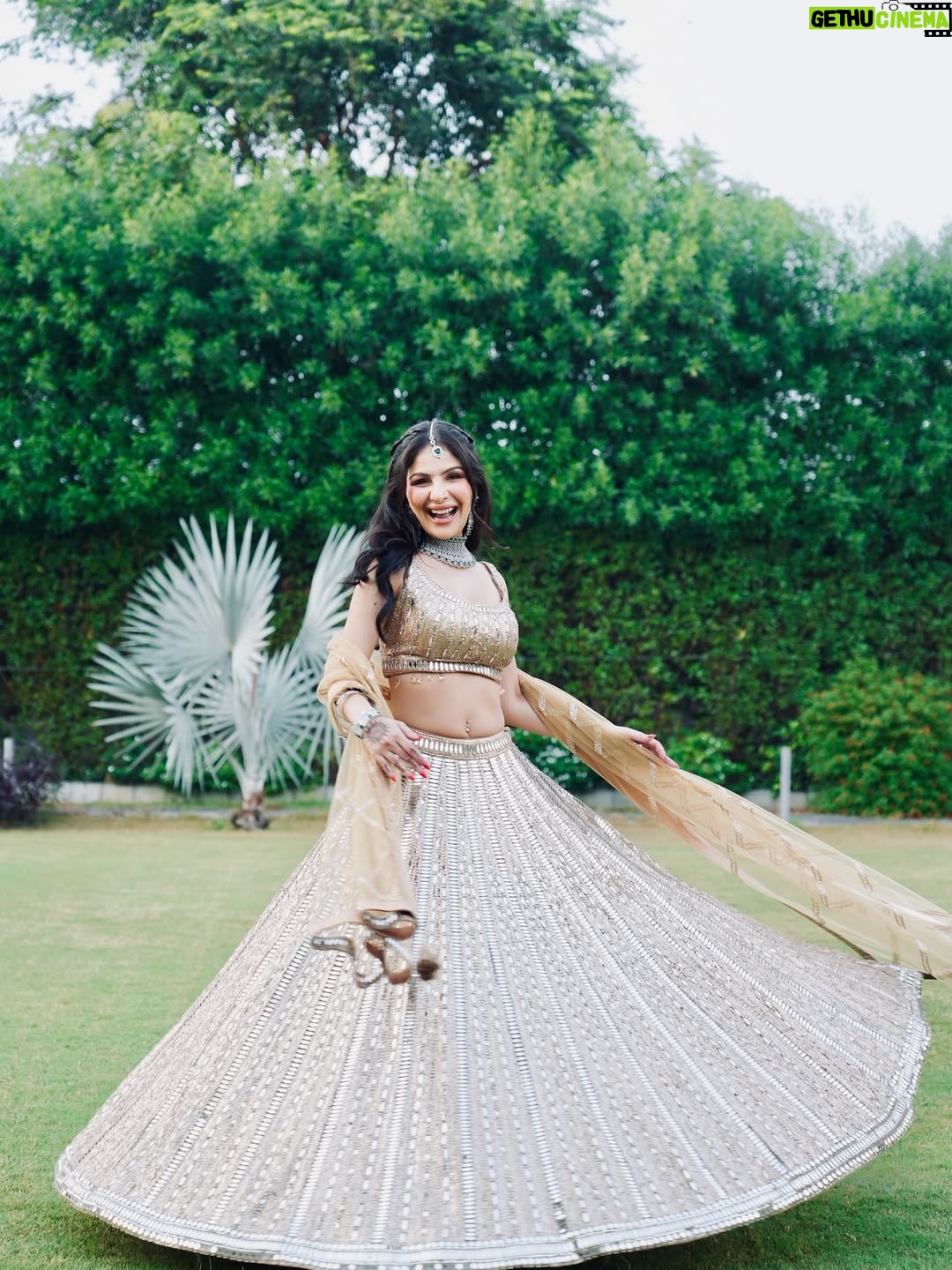 Saanya Khatter - 3 Likes - May cause dizzy spells (from all the twirling 😉)
Wearing @chhabra_srs 
HMUA @makeupbyishamanchanda 
Jewellery @nityagehinijewels