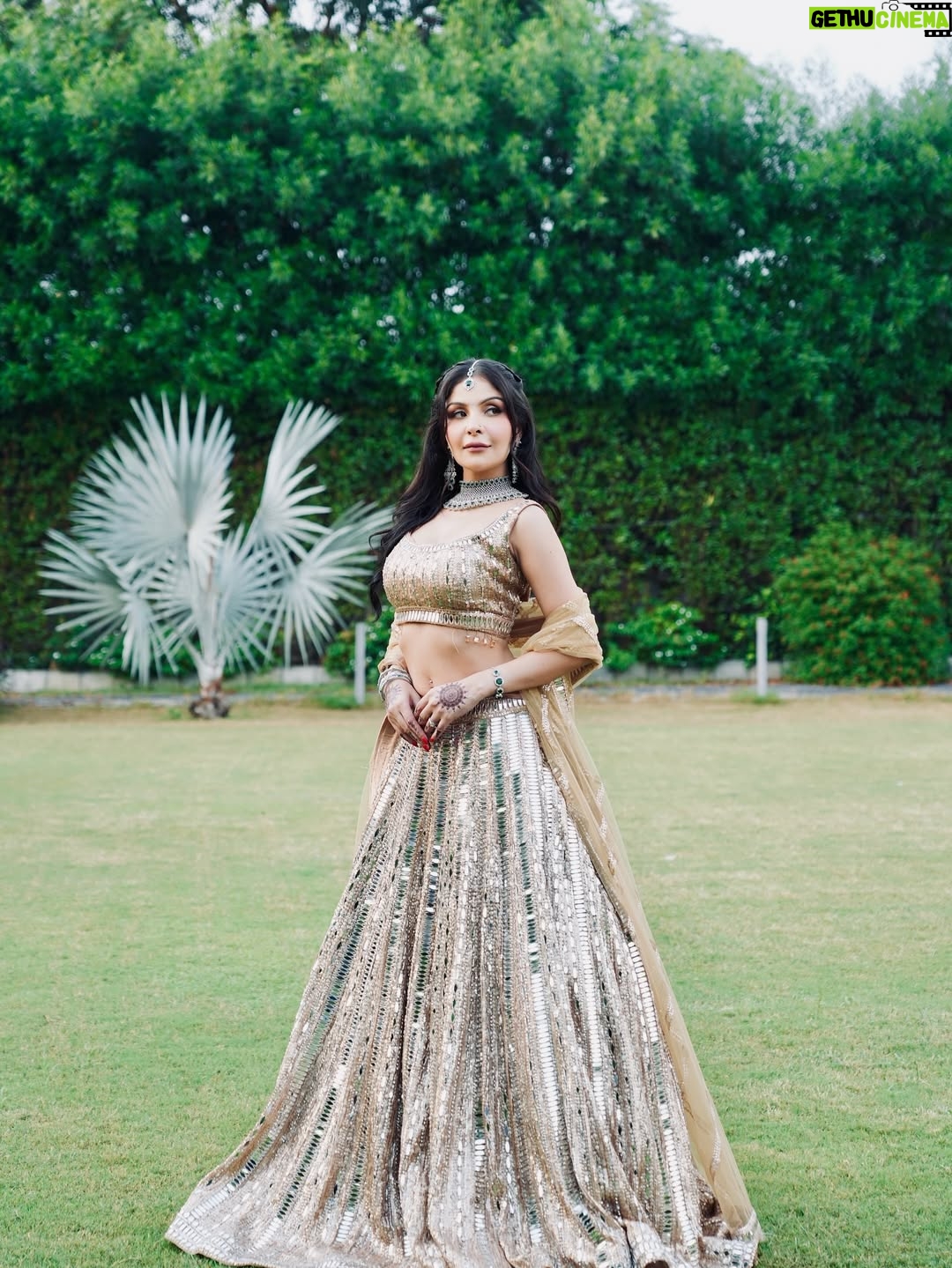Saanya Khatter - 3 Likes - May cause dizzy spells (from all the twirling 😉)
Wearing @chhabra_srs 
HMUA @makeupbyishamanchanda 
Jewellery @nityagehinijewels