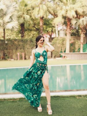 Saanya Khatter Instagram - Tropical breeze, golden bling, and a slit that does all the talking 😏
Living my best soft glam life in @loveable_creation123 🤍