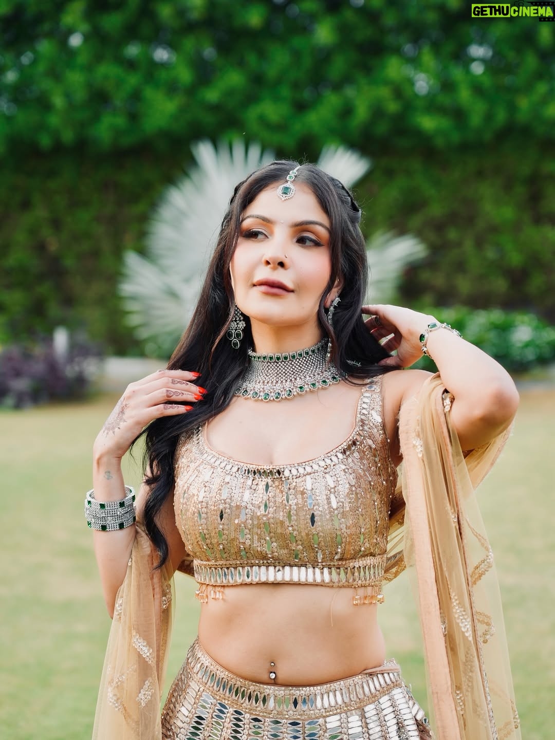 Saanya Khatter - 3 Likes - May cause dizzy spells (from all the twirling 😉)
Wearing @chhabra_srs 
HMUA @makeupbyishamanchanda 
Jewellery @nityagehinijewels