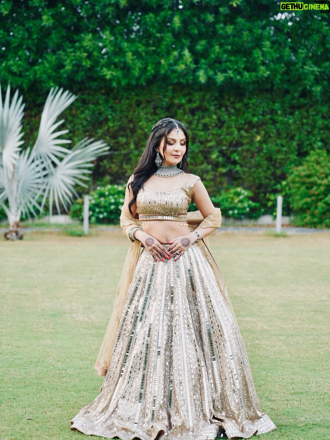 Saanya Khatter - 3 Likes - May cause dizzy spells (from all the twirling 😉)
Wearing @chhabra_srs 
HMUA @makeupbyishamanchanda 
Jewellery @nityagehinijewels