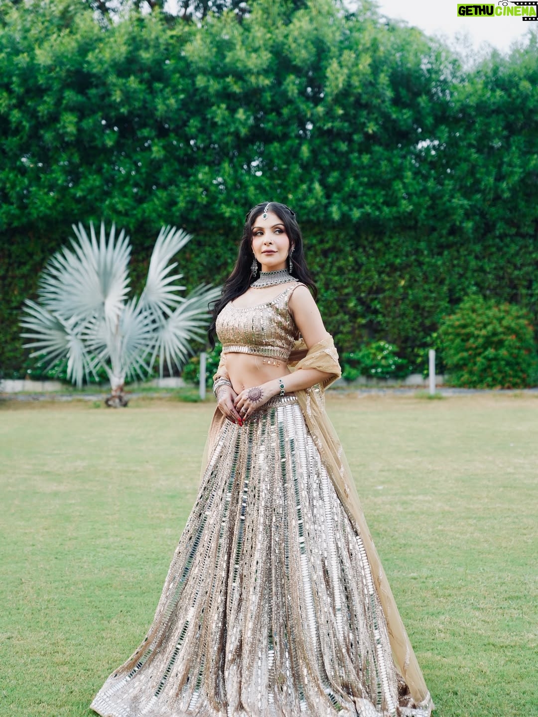 Saanya Khatter - 3 Likes - May cause dizzy spells (from all the twirling 😉)
Wearing @chhabra_srs 
HMUA @makeupbyishamanchanda 
Jewellery @nityagehinijewels