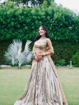 Saanya Khatter Instagram - May cause dizzy spells (from all the twirling 😉)
Wearing @chhabra_srs
HMUA @makeupbyishamanchanda
Jewellery @nityagehinijewels