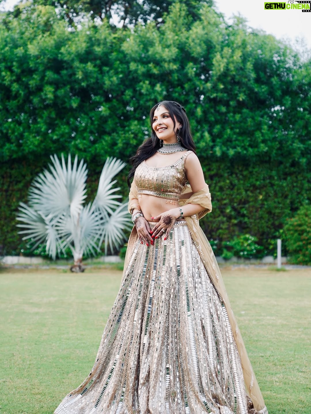 Saanya Khatter - 3 Likes - May cause dizzy spells (from all the twirling 😉)
Wearing @chhabra_srs 
HMUA @makeupbyishamanchanda 
Jewellery @nityagehinijewels