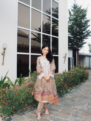 Saanya Khatter Instagram - Song said it 😉 
Acting coy but plotting chaos under this dupatta 🤭💁🏻‍♀️ 
.
.
.
.
.
.
.
[ Saanya Khatter, indian wear, festive wear, pakistani suit, traditional wear, festival time, outfit ideas, ootd, outfit inspiration ]