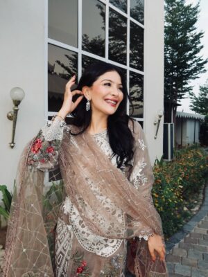 Saanya Khatter Instagram - Song said it 😉 
Acting coy but plotting chaos under this dupatta 🤭💁🏻‍♀️ 
.
.
.
.
.
.
.
[ Saanya Khatter, indian wear, festive wear, pakistani suit, traditional wear, festival time, outfit ideas, ootd, outfit inspiration ]