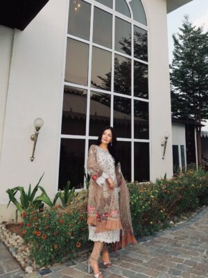 Saanya Khatter Instagram - Song said it 😉 
Acting coy but plotting chaos under this dupatta 🤭💁🏻‍♀️ 
.
.
.
.
.
.
.
[ Saanya Khatter, indian wear, festive wear, pakistani suit, traditional wear, festival time, outfit ideas, ootd, outfit inspiration ]