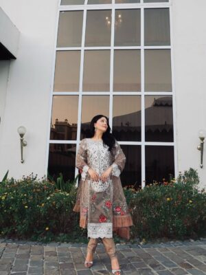 Saanya Khatter Instagram - Song said it 😉 
Acting coy but plotting chaos under this dupatta 🤭💁🏻‍♀️ 
.
.
.
.
.
.
.
[ Saanya Khatter, indian wear, festive wear, pakistani suit, traditional wear, festival time, outfit ideas, ootd, outfit inspiration ]