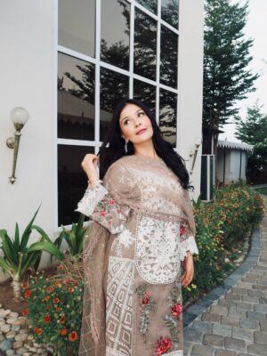 Saanya Khatter Instagram - Song said it 😉 
Acting coy but plotting chaos under this dupatta 🤭💁🏻‍♀️ 
.
.
.
.
.
.
.
[ Saanya Khatter, indian wear, festive wear, pakistani suit, traditional wear, festival time, outfit ideas, ootd, outfit inspiration ]