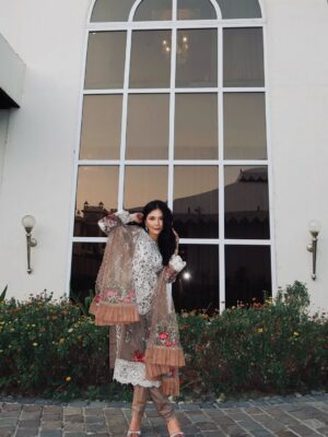 Saanya Khatter Instagram - Song said it 😉 
Acting coy but plotting chaos under this dupatta 🤭💁🏻‍♀️ 
.
.
.
.
.
.
.
[ Saanya Khatter, indian wear, festive wear, pakistani suit, traditional wear, festival time, outfit ideas, ootd, outfit inspiration ]