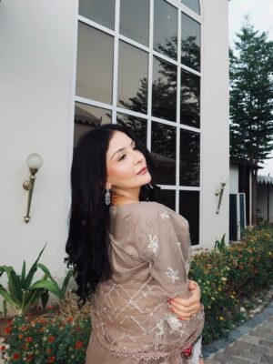 Saanya Khatter Instagram - Song said it 😉 
Acting coy but plotting chaos under this dupatta 🤭💁🏻‍♀️ 
.
.
.
.
.
.
.
[ Saanya Khatter, indian wear, festive wear, pakistani suit, traditional wear, festival time, outfit ideas, ootd, outfit inspiration ]