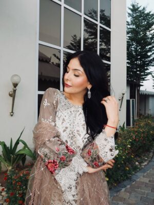 Saanya Khatter Instagram - Song said it 😉 
Acting coy but plotting chaos under this dupatta 🤭💁🏻‍♀️ 
.
.
.
.
.
.
.
[ Saanya Khatter, indian wear, festive wear, pakistani suit, traditional wear, festival time, outfit ideas, ootd, outfit inspiration ]