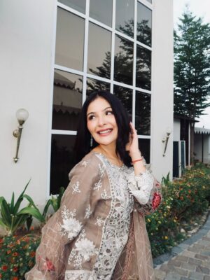 Saanya Khatter Instagram - Song said it 😉 
Acting coy but plotting chaos under this dupatta 🤭💁🏻‍♀️ 
.
.
.
.
.
.
.
[ Saanya Khatter, indian wear, festive wear, pakistani suit, traditional wear, festival time, outfit ideas, ootd, outfit inspiration ]