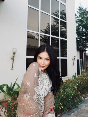 Saanya Khatter Instagram - Song said it 😉 
Acting coy but plotting chaos under this dupatta 🤭💁🏻‍♀️ 
.
.
.
.
.
.
.
[ Saanya Khatter, indian wear, festive wear, pakistani suit, traditional wear, festival time, outfit ideas, ootd, outfit inspiration ]