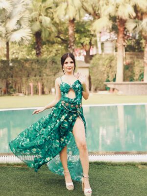 Saanya Khatter Instagram - Tropical breeze, golden bling, and a slit that does all the talking 😏
Living my best soft glam life in @loveable_creation123 🤍