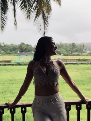 Saanya Khatter Instagram - ✨ Checked into history, checked out with memories ✨
Who knew a 150-year-old beauty in Goa could feel like home and a mini party spot rolled into one? 🌴🍹 From sipping cocktails under antique ceilings to giggling our way through courtyards older than all our group chats combined, this place gave us the perfect mix of heritage   holiday vibes🤍
🌺 Pro tip: Book your stay and use my code SAANYA10 to live this fairytale with a cheeky discount because who doesn’t want luxury that’s also easy on the wallet? 🛋️ @stayvista_official 
📍 Villa Arcangela
#hosted #vistaroom #goa #collaboration #partnership