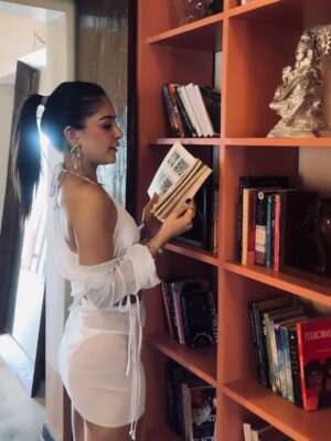 Saanya Khatter Instagram - ✨ Checked into history, checked out with memories ✨
Who knew a 150-year-old beauty in Goa could feel like home and a mini party spot rolled into one? 🌴🍹 From sipping cocktails under antique ceilings to giggling our way through courtyards older than all our group chats combined, this place gave us the perfect mix of heritage   holiday vibes🤍
🌺 Pro tip: Book your stay and use my code SAANYA10 to live this fairytale with a cheeky discount because who doesn’t want luxury that’s also easy on the wallet? 🛋️ @stayvista_official 
📍 Villa Arcangela
#hosted #vistaroom #goa #collaboration #partnership