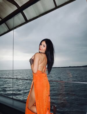 Saanya Khatter Instagram - POV: you found me at Kiki 😘💁🏻‍♀️ 
.
.
.
.
.
[ Saanya Khatter, Goa, Kiki, Sea, Sundowner spot, beachside, goa, travelgram, goa lovers, summertime, vacation ]
