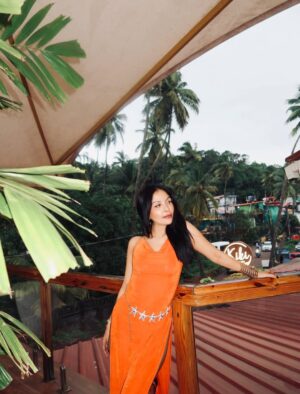 Saanya Khatter Instagram - POV: you found me at Kiki 😘💁🏻‍♀️ 
.
.
.
.
.
[ Saanya Khatter, Goa, Kiki, Sea, Sundowner spot, beachside, goa, travelgram, goa lovers, summertime, vacation ]