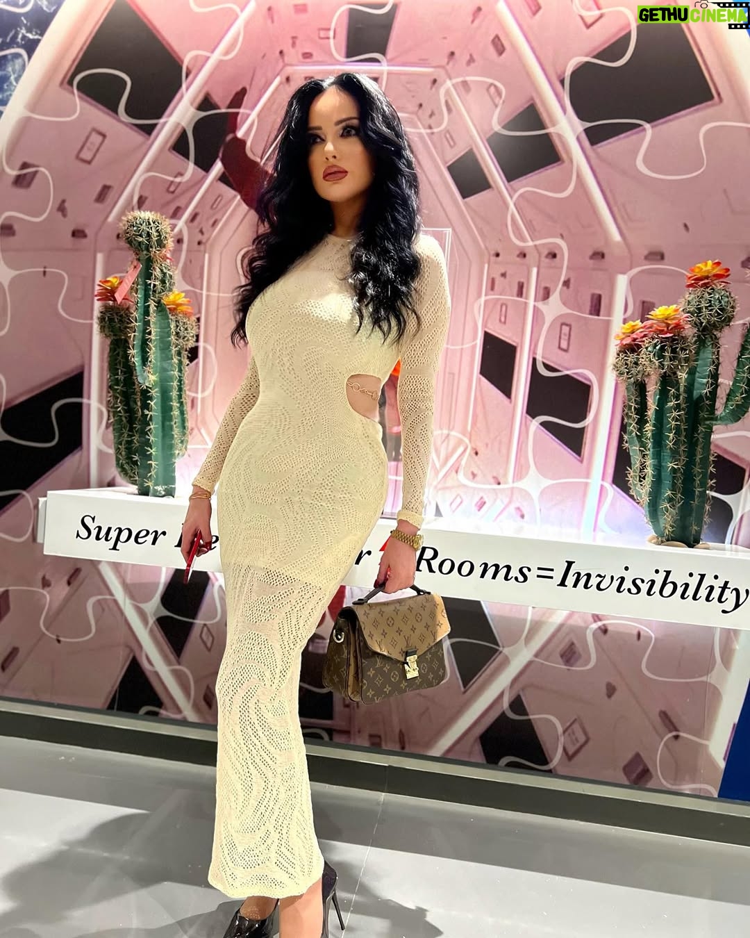 Safaa Sultaan - 52.5K Likes - الحياة حديقة مليئة بالبهجة والرضا وفرص السعادة. ستُصبح الحياة أكثر إيجابيّة لو نظرنا إليها بعين التفاؤل والأمل.
@thesmallville_hotel  @fadel_kamli_official 
@gracerady 
Soon :بلا تصنيف