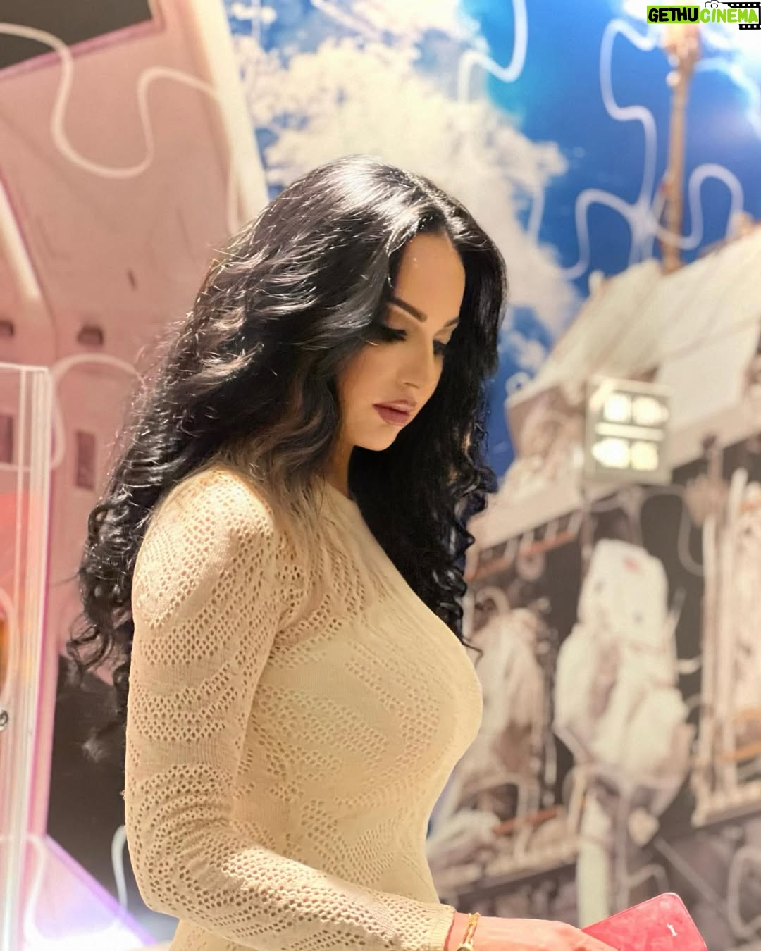 Safaa Sultaan - 52.5K Likes - الحياة حديقة مليئة بالبهجة والرضا وفرص السعادة. ستُصبح الحياة أكثر إيجابيّة لو نظرنا إليها بعين التفاؤل والأمل.
@thesmallville_hotel  @fadel_kamli_official 
@gracerady 
Soon :بلا تصنيف