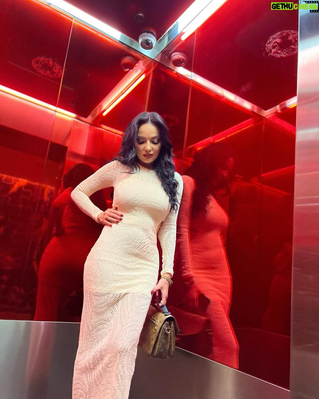 Safaa Sultaan - 52.5K Likes - الحياة حديقة مليئة بالبهجة والرضا وفرص السعادة. ستُصبح الحياة أكثر إيجابيّة لو نظرنا إليها بعين التفاؤل والأمل.
@thesmallville_hotel  @fadel_kamli_official 
@gracerady 
Soon :بلا تصنيف