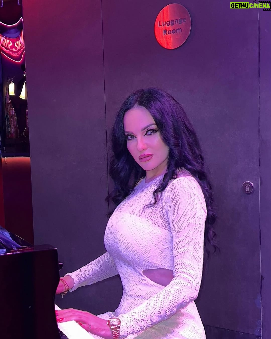 Safaa Sultaan - 52.5K Likes - الحياة حديقة مليئة بالبهجة والرضا وفرص السعادة. ستُصبح الحياة أكثر إيجابيّة لو نظرنا إليها بعين التفاؤل والأمل.
@thesmallville_hotel  @fadel_kamli_official 
@gracerady 
Soon :بلا تصنيف