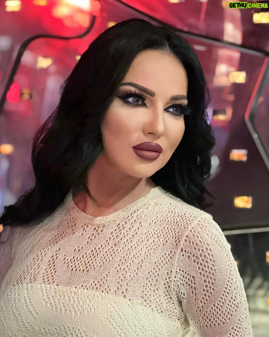 Safaa Sultaan - 52.5K Likes - الحياة حديقة مليئة بالبهجة والرضا وفرص السعادة. ستُصبح الحياة أكثر إيجابيّة لو نظرنا إليها بعين التفاؤل والأمل.
@thesmallville_hotel  @fadel_kamli_official 
@gracerady 
Soon :بلا تصنيف
