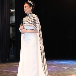 Safaa Sultaan Instagram - اختي رفيقتي وحبيبتي المبدعه دائماً شريكة كل لحظة نجاح وخاصةً بمايتعلق ببلادنا (فلسط..ين) المصممه المبدعه بنت القدس نيڤين بشيتي شكراً من القلب ومتل مااتفقنا نعمل لوك الملكه لبلدنا وكوفيتنا والنا الشرف …. وشكر كمان كتير كبير للصديق والفنان المبتكر يلي تعب معي بهاد اليوم المميز لأطلع بصوره تليق بالحدث العظيم يلي بيدعم قضيتنا جيكوب الغالي بحبكن كتير @nivin.bashiti @nivinbashitiofficial @jakoblambaz