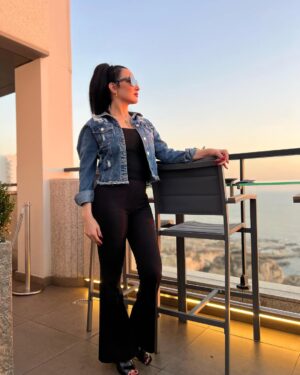 Safaa Sultaan Instagram - سنصبح أكثر قوة لو جعلنا من الأيام الصعاب سُلمًّا نصعد من خلاله نحو القمّة.
❤️♥️♥️❤️ @fadel_kamli_official @raouchearjaanbyrotana