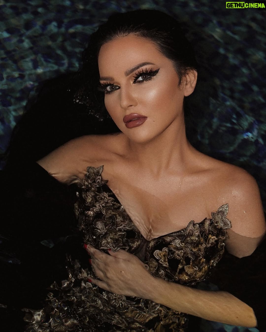 Safaa Sultaan - 33.1K Likes - نعم انا امرآه حرة ،أحب الحياة 🌹
@fadel_kamli_official 💇‍♀️
@marcmarounphotography 📸
@maherghalayiniprivate 👗
@mambocouture 👗
@thesmallville_hotel 🏨
Makeup by me😜