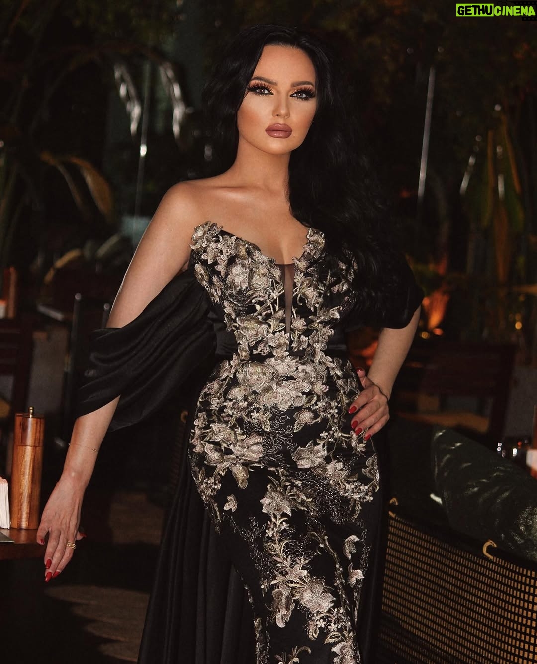 Safaa Sultaan - 33.2K Likes - النجوميه ليست نجومية الأضواء وانما نجومية النور…. 
@maherghalayiniprivate 👗 thanks 
@fadel_kamli_official 💇‍♀️
@marcmarounphotography 📸 
@thesmallville_hotel 🏨
Makeup py me 💄🌹🌹