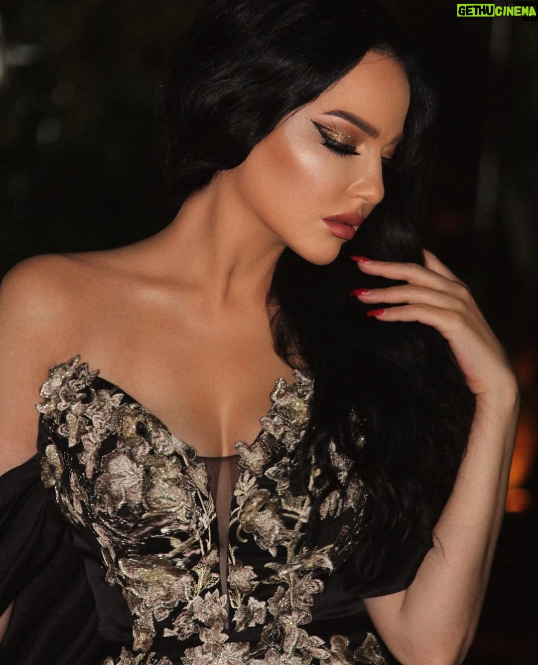 Safaa Sultaan - 33.2K Likes - النجوميه ليست نجومية الأضواء وانما نجومية النور…. 
@maherghalayiniprivate 👗 thanks 
@fadel_kamli_official 💇‍♀️
@marcmarounphotography 📸 
@thesmallville_hotel 🏨
Makeup py me 💄🌹🌹