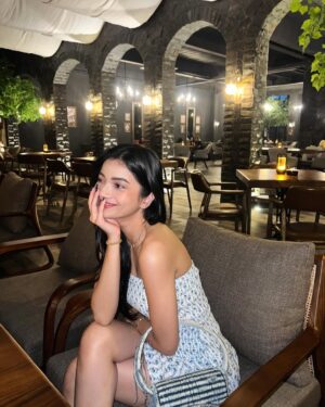 Safira Ratu Sofya Instagram - Menurut kalian?? Beli tangga ga?