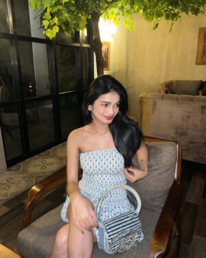 Safira Ratu Sofya Instagram - Menurut kalian?? Beli tangga ga?